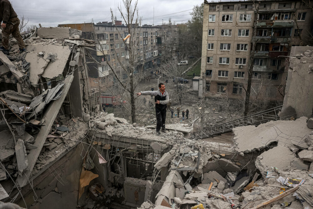 FOTO. Zeci de case din orașul ucrainean Sloviansk, distruse de rachetele Rusiei: ”Peste 20 de răniți și cel puțin 11 morți” - Imaginea 3