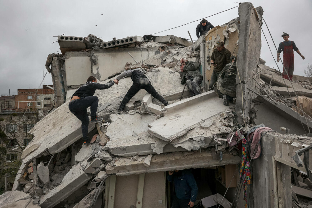 FOTO. Zeci de case din orașul ucrainean Sloviansk, distruse de rachetele Rusiei: ”Peste 20 de răniți și cel puțin 11 morți” - Imaginea 4