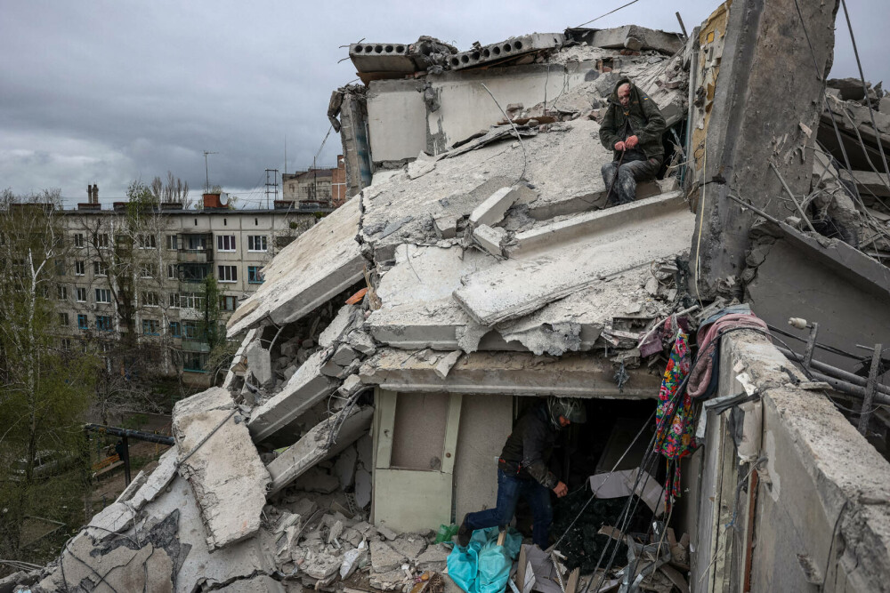 FOTO. Zeci de case din orașul ucrainean Sloviansk, distruse de rachetele Rusiei: ”Peste 20 de răniți și cel puțin 11 morți” - Imaginea 5