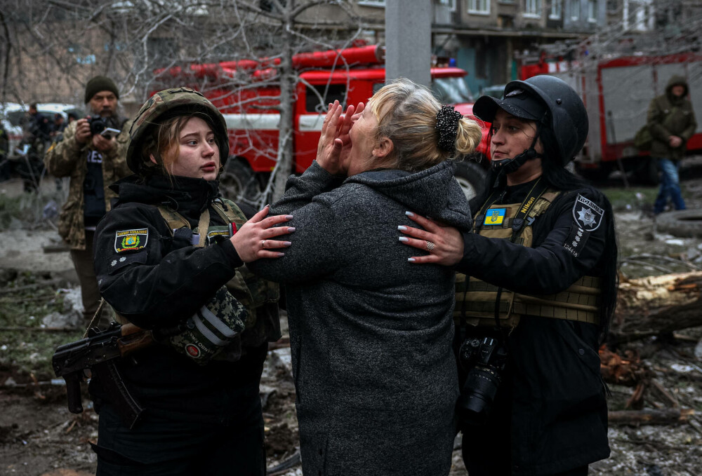 FOTO. Zeci de case din orașul ucrainean Sloviansk, distruse de rachetele Rusiei: ”Peste 20 de răniți și cel puțin 11 morți” - Imaginea 6