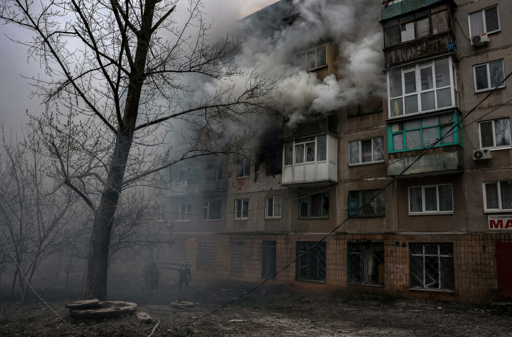 FOTO. Zeci de case din orașul ucrainean Sloviansk, distruse de rachetele Rusiei: ”Peste 20 de răniți și cel puțin 11 morți” - Imaginea 7