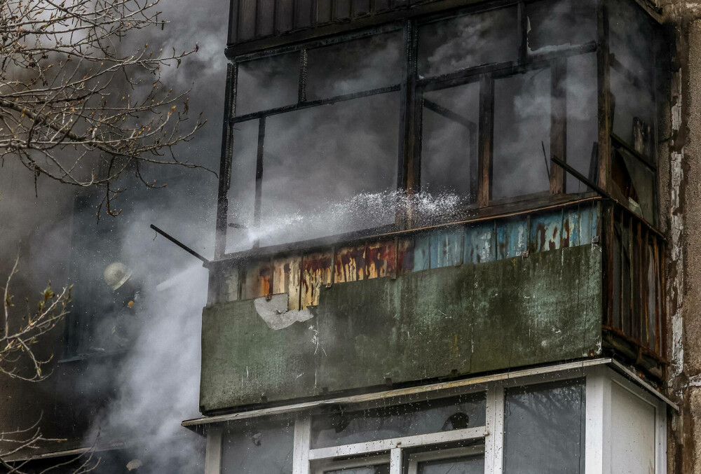 FOTO. Zeci de case din orașul ucrainean Sloviansk, distruse de rachetele Rusiei: ”Peste 20 de răniți și cel puțin 11 morți” - Imaginea 8