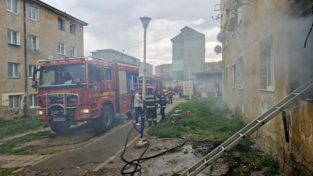Incendiu la un bloc din Mediaș. Aproape 100 de persoane au fost evacuate în ziua de Paște | GALERIE FOTO - Imaginea 1