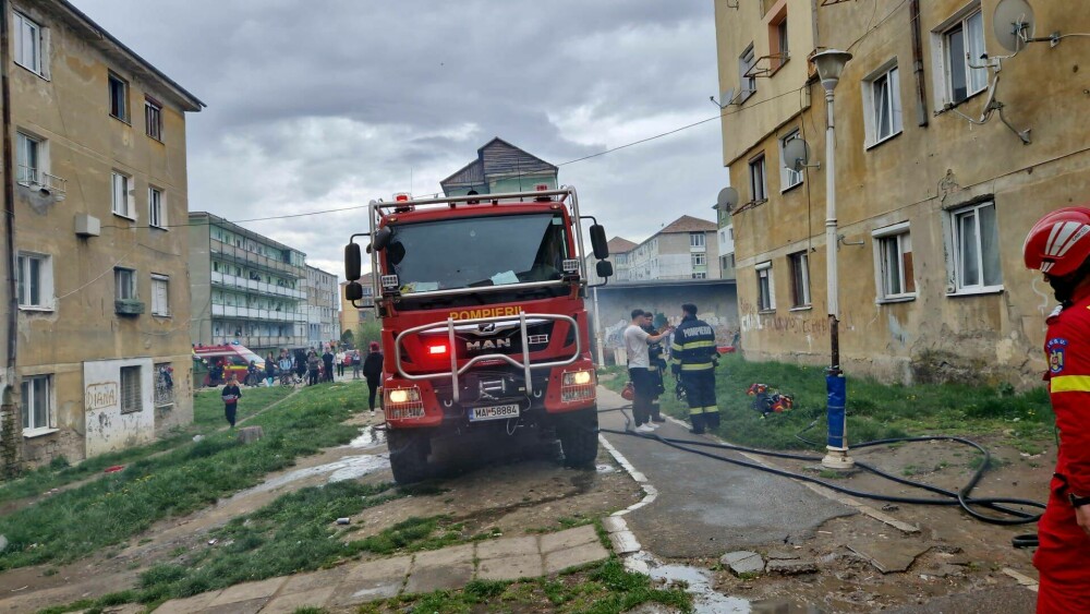 Incendiu la un bloc din Mediaș. Aproape 100 de persoane au fost evacuate în ziua de Paște | GALERIE FOTO - Imaginea 2