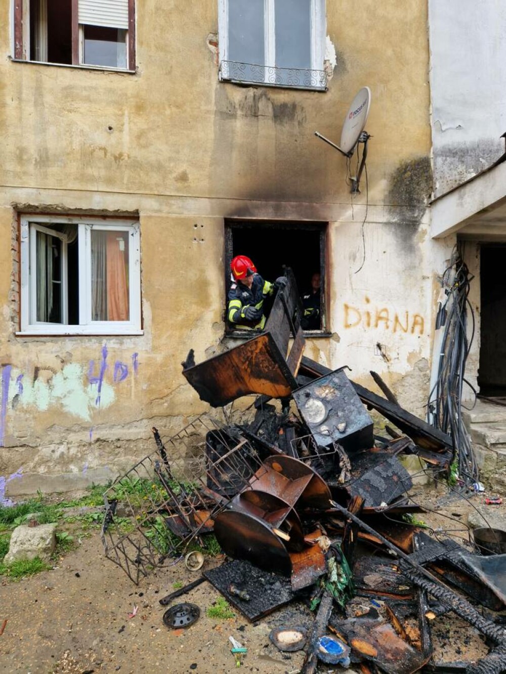 Incendiu la un bloc din Mediaș. Aproape 100 de persoane au fost evacuate în ziua de Paște | GALERIE FOTO - Imaginea 5