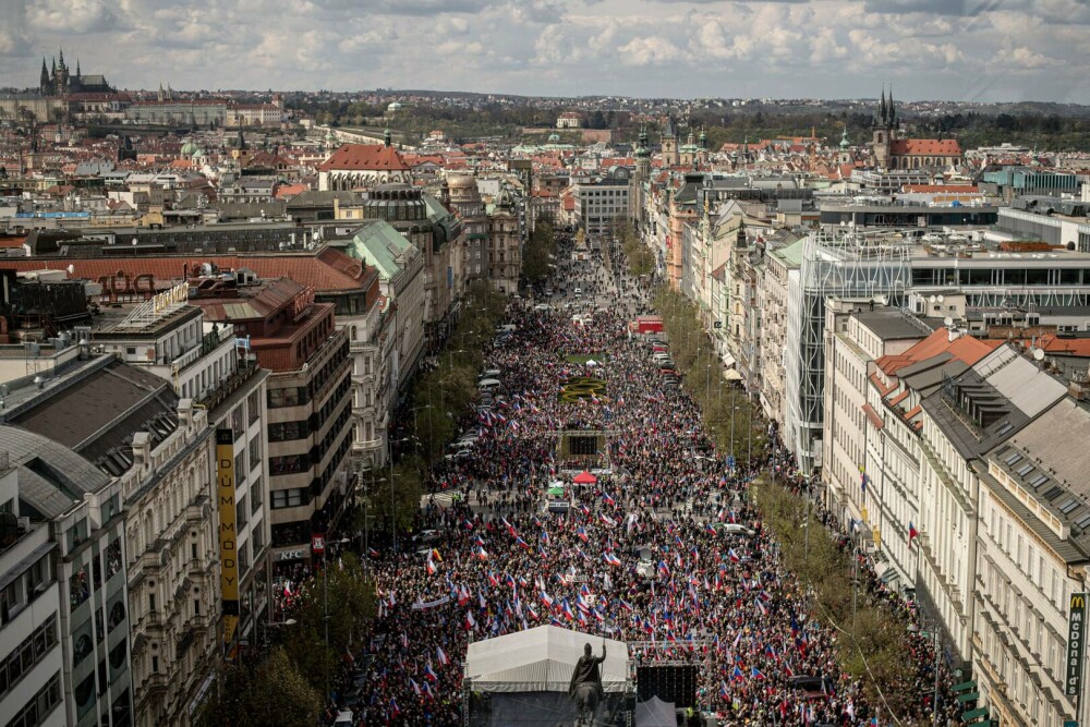 „Cehia împotriva sărăciei”. Protest cu mii de persoane în Praga. Oamenii cer demisia guvernului | GALERIE FOTO - Imaginea 3