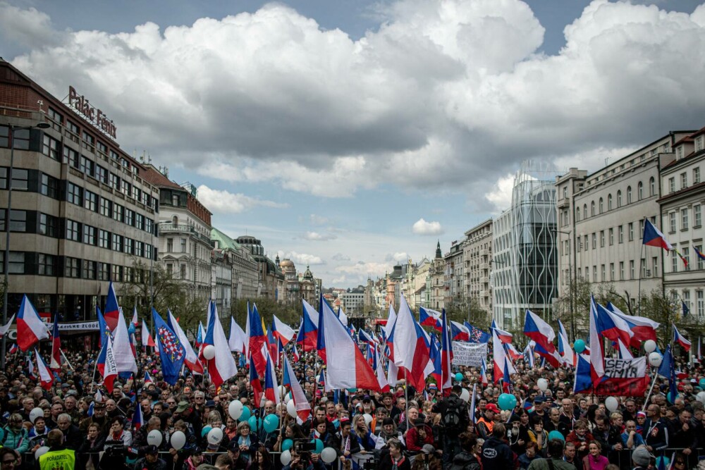 „Cehia împotriva sărăciei”. Protest cu mii de persoane în Praga. Oamenii cer demisia guvernului | GALERIE FOTO - Imaginea 9