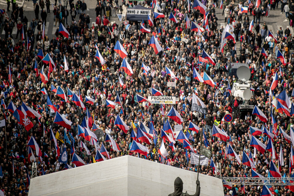 „Cehia împotriva sărăciei”. Protest cu mii de persoane în Praga. Oamenii cer demisia guvernului | GALERIE FOTO - Imaginea 10