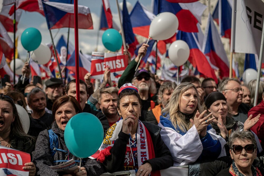 „Cehia împotriva sărăciei”. Protest cu mii de persoane în Praga. Oamenii cer demisia guvernului | GALERIE FOTO - Imaginea 11
