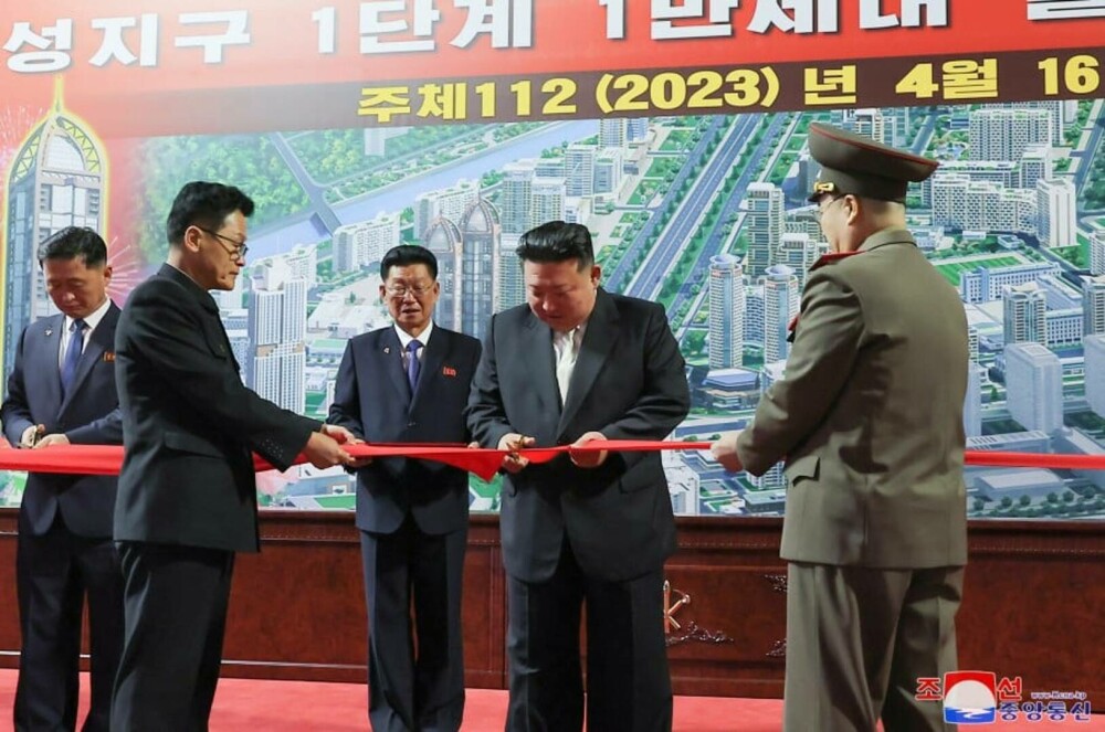 Kim Jong Un a scos oamenii în stradă pentru a sărbători finalizarea a 10.000 de noi apartamente în Phenian. FOTO - Imaginea 1