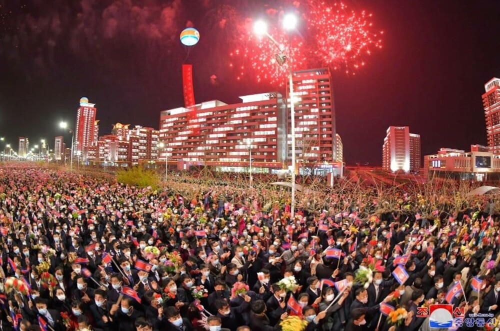Kim Jong Un a scos oamenii în stradă pentru a sărbători finalizarea a 10.000 de noi apartamente în Phenian. FOTO - Imaginea 2