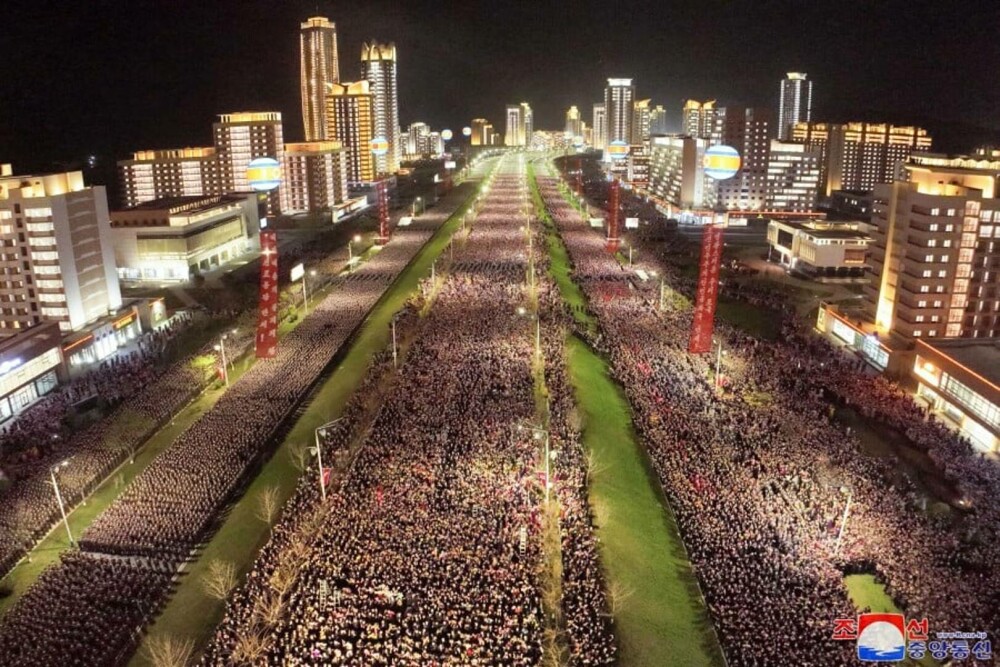 Kim Jong Un a scos oamenii în stradă pentru a sărbători finalizarea a 10.000 de noi apartamente în Phenian. FOTO - Imaginea 3