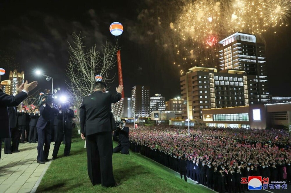 Kim Jong Un a scos oamenii în stradă pentru a sărbători finalizarea a 10.000 de noi apartamente în Phenian. FOTO - Imaginea 4