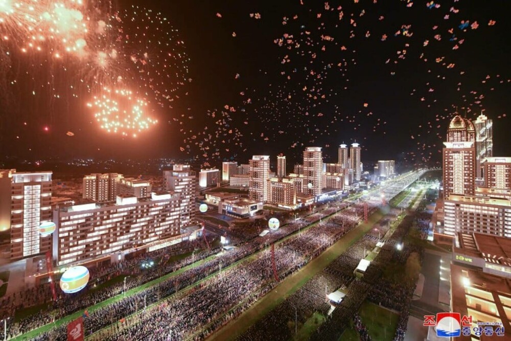 Kim Jong Un a scos oamenii în stradă pentru a sărbători finalizarea a 10.000 de noi apartamente în Phenian. FOTO - Imaginea 5