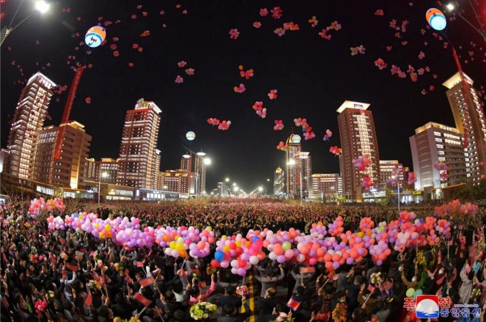 Kim Jong Un a scos oamenii în stradă pentru a sărbători finalizarea a 10.000 de noi apartamente în Phenian. FOTO - Imaginea 6