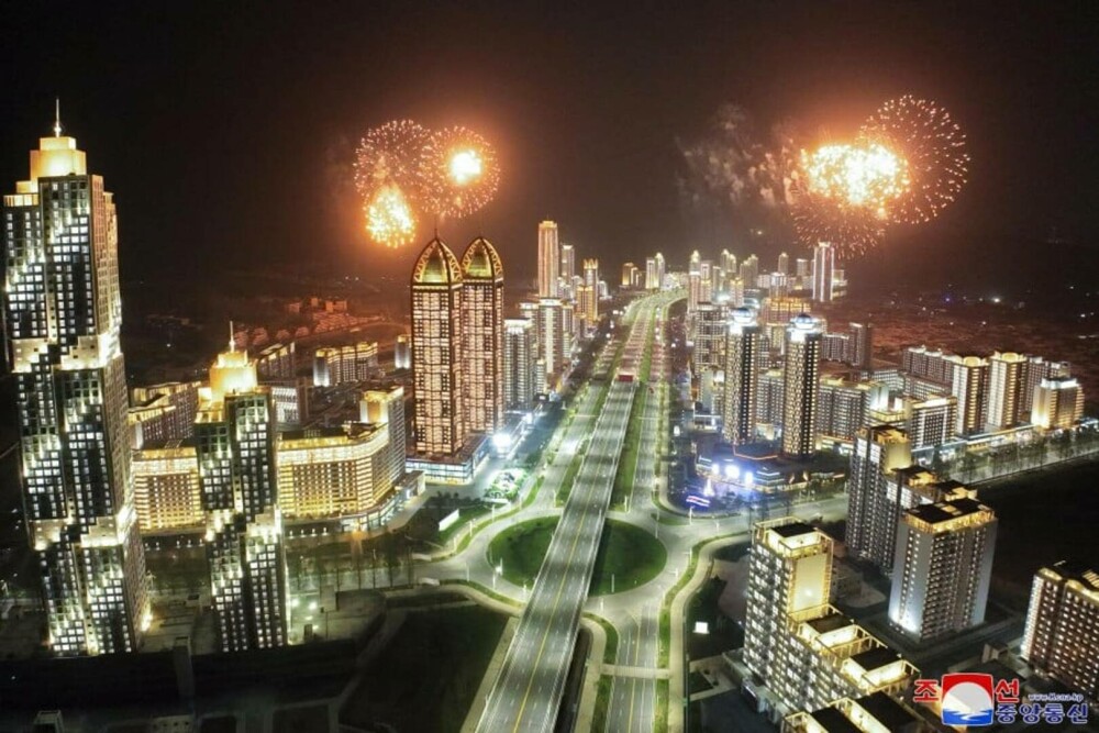 Kim Jong Un a scos oamenii în stradă pentru a sărbători finalizarea a 10.000 de noi apartamente în Phenian. FOTO - Imaginea 8