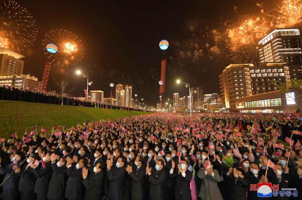 Kim Jong Un a scos oamenii în stradă pentru a sărbători finalizarea a 10.000 de noi apartamente în Phenian. FOTO - Imaginea 9
