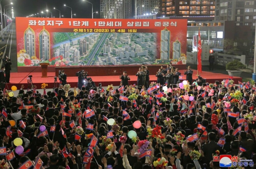 Kim Jong Un a scos oamenii în stradă pentru a sărbători finalizarea a 10.000 de noi apartamente în Phenian. FOTO - Imaginea 10