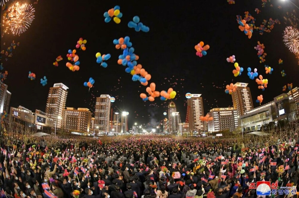 Kim Jong Un a scos oamenii în stradă pentru a sărbători finalizarea a 10.000 de noi apartamente în Phenian. FOTO - Imaginea 11