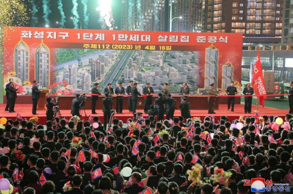 Kim Jong Un a scos oamenii în stradă pentru a sărbători finalizarea a 10.000 de noi apartamente în Phenian. FOTO - Imaginea 12