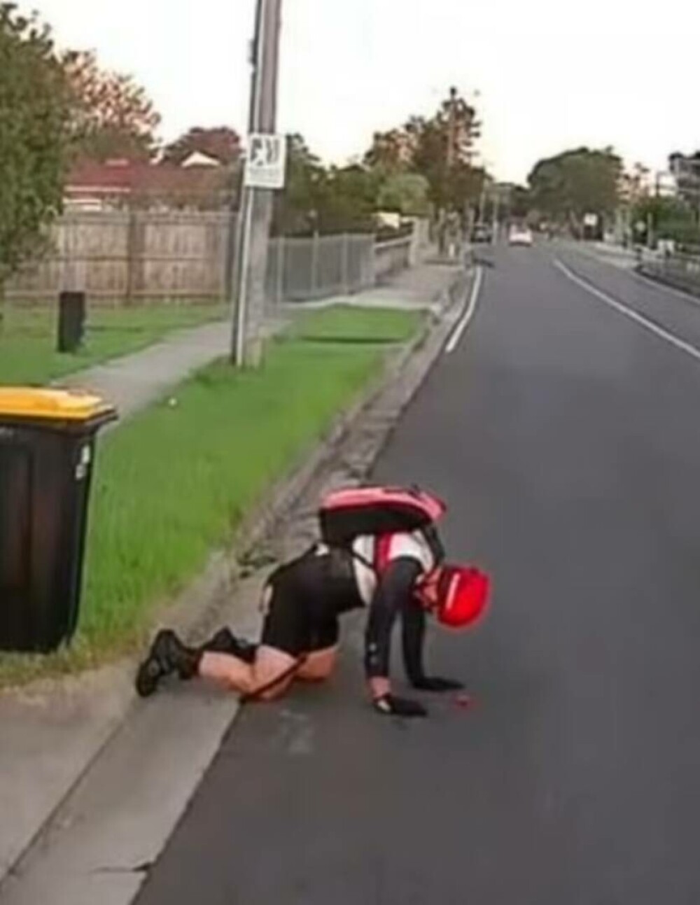 Momentul în care un biciclist a fost lovit intenționat de șoferul unei mașini, târându-l 100 de metri. VIDEO - Imaginea 2