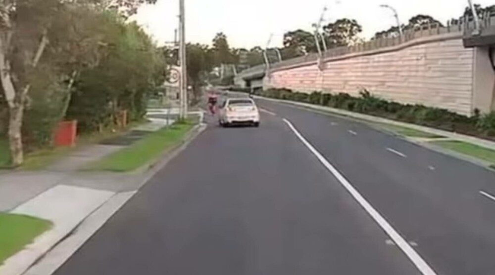 Momentul în care un biciclist a fost lovit intenționat de șoferul unei mașini, târându-l 100 de metri. VIDEO - Imaginea 3