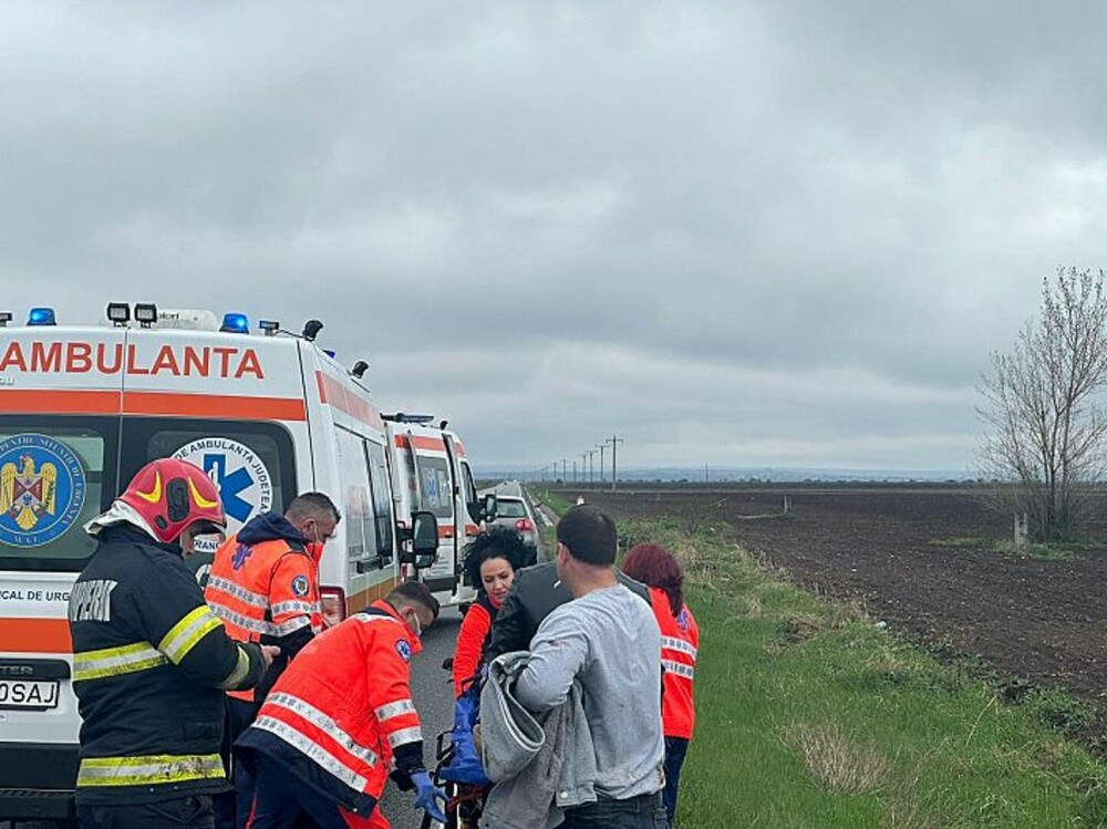 Patru victime, între care un copil de 7 ani, după ce mașina în care se aflau a intrat într-un stâlp, în Vrancea - Imaginea 2