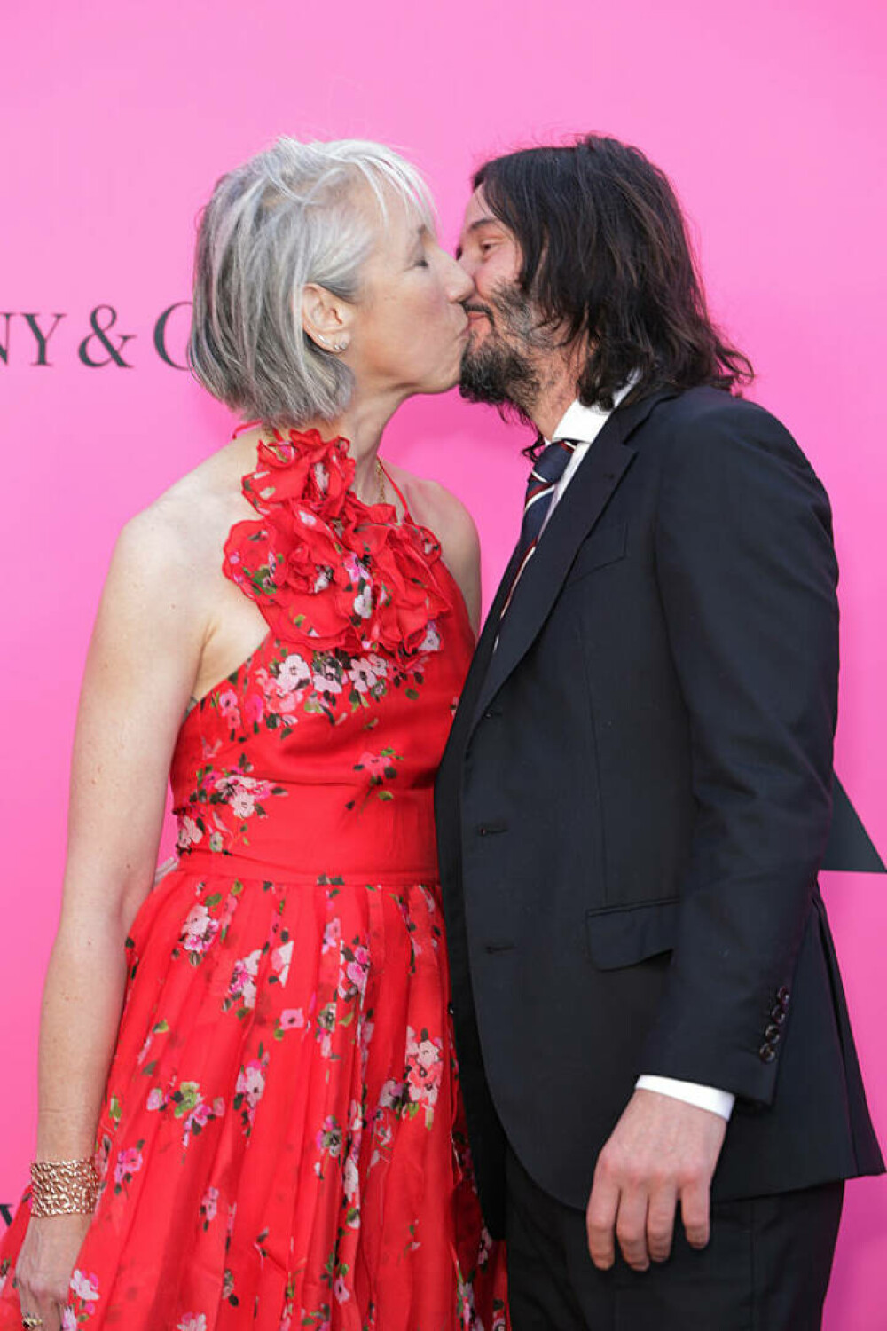 FOTO. Moment rar cu Keanu Reves. Actorul s-a sărutat cu iubita sa în fața presei. Cum arată prietena sa, de 50 de ani - Imaginea 4