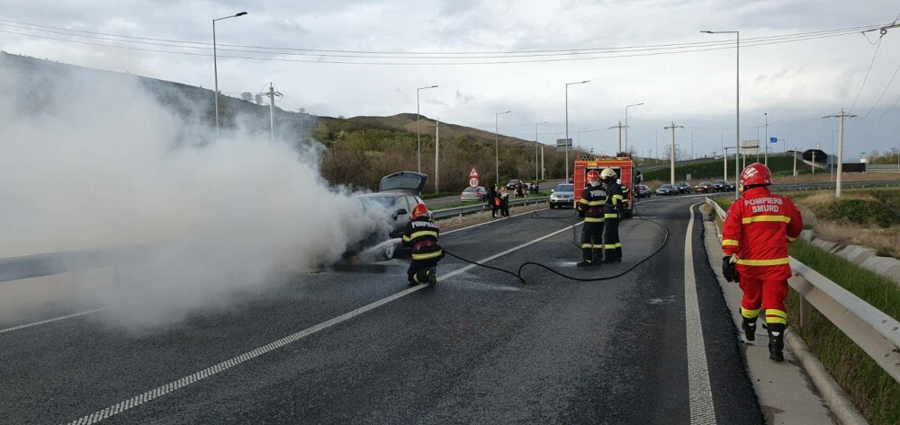 Incident grav pe Autostrada A10. Motorul unei mașini a luat foc. În autoturism se aflau 3 persoane - Imaginea 5