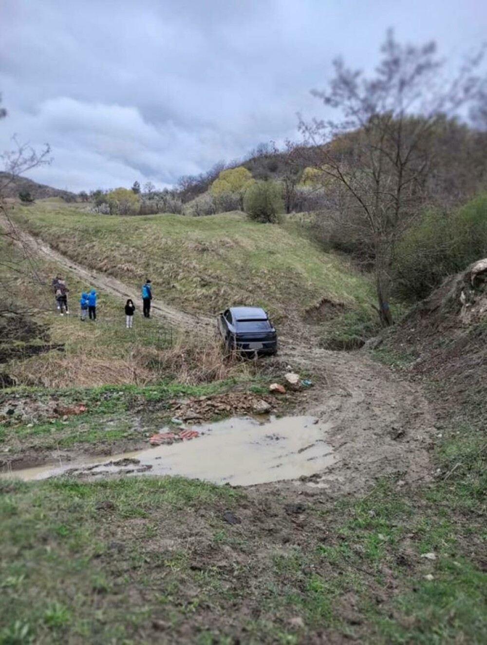 O familie a sunat la 112 după ce mașina lor a rămas împotmolită, în Buzău. Șoferul s-a luat după GPS până când a rămas blocat - Imaginea 1
