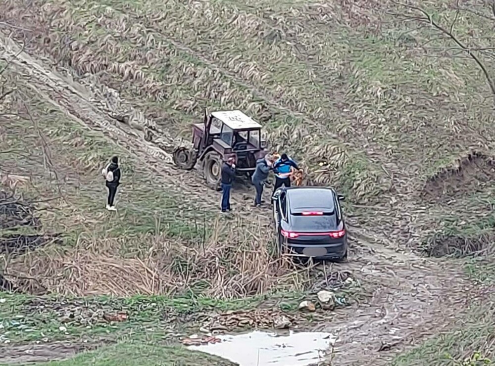 O familie a sunat la 112 după ce mașina lor a rămas împotmolită, în Buzău. Șoferul s-a luat după GPS până când a rămas blocat - Imaginea 2