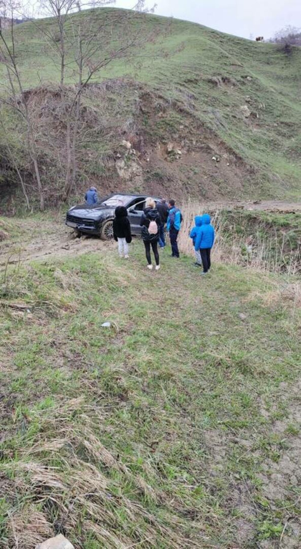 O familie a sunat la 112 după ce mașina lor a rămas împotmolită, în Buzău. Șoferul s-a luat după GPS până când a rămas blocat - Imaginea 3