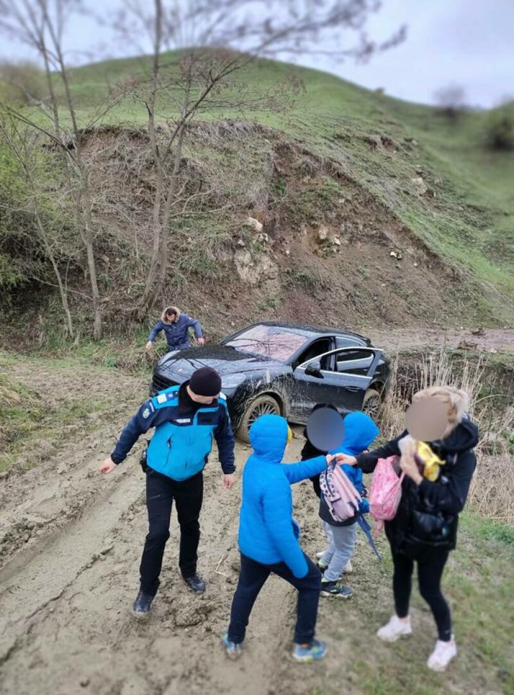 O familie a sunat la 112 după ce mașina lor a rămas împotmolită, în Buzău. Șoferul s-a luat după GPS până când a rămas blocat - Imaginea 4