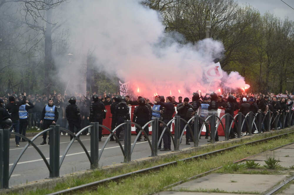 Amenzi după meciul Steaua-Dinamo. Mai mulți suporteri au fost ridicați pentru audieri | FOTO - Imaginea 2