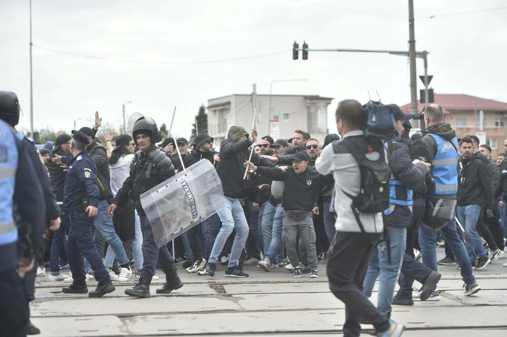 Amenzi după meciul Steaua-Dinamo. Mai mulți suporteri au fost ridicați pentru audieri | FOTO - Imaginea 4