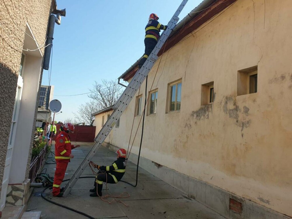 Incendiu izbucnit la o școală din Socodor, Arad. Aproximativ 50 de persoane s-au autoevacuat | FOTO - Imaginea 2