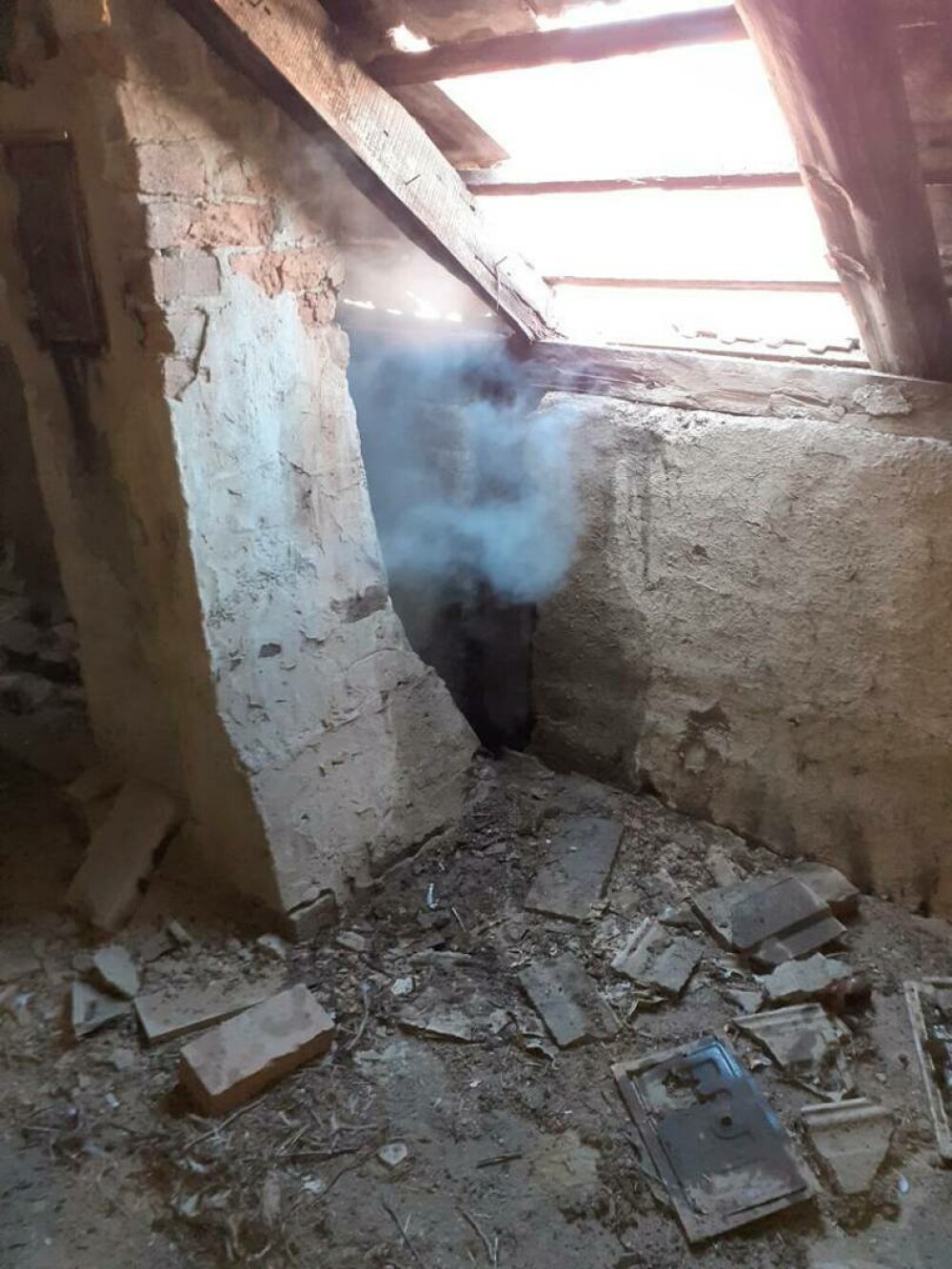 Incendiu izbucnit la o școală din Socodor, Arad. Aproximativ 50 de persoane s-au autoevacuat | FOTO - Imaginea 6