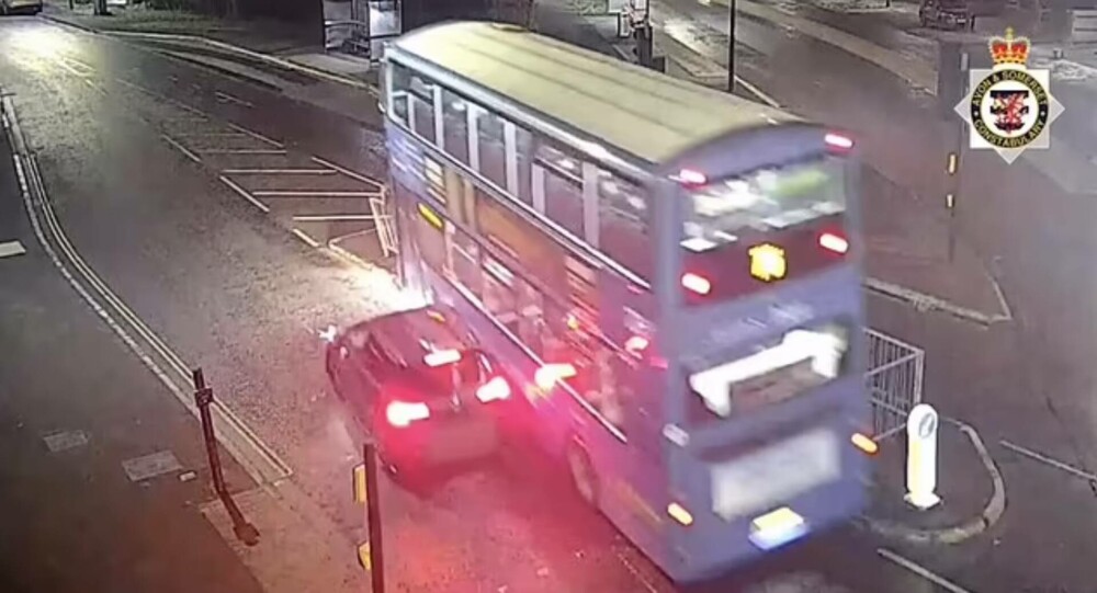 Momentul în care un autobuz intră într-o casă, în urma impactului cu o mașină. Șoferul vinovat a fugit. FOTO & VIDEO - Imaginea 1