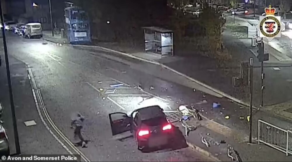 Momentul în care un autobuz intră într-o casă, în urma impactului cu o mașină. Șoferul vinovat a fugit. FOTO & VIDEO - Imaginea 2