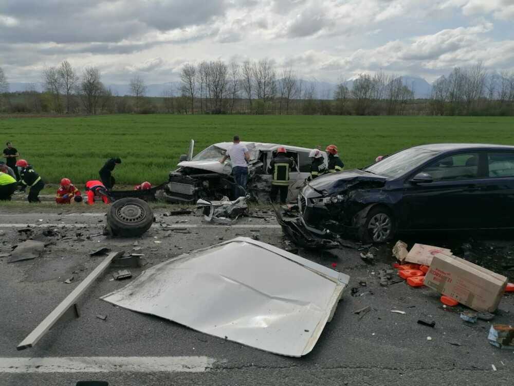 Accident pe DN1. Șapte persoane au fost rănite, traficul este complet blocat | GALERIE FOTO - Imaginea 1