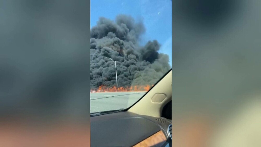 Accident înfiorător. O cisternă plină cu combustibil a fost lovită de o mașină și a luat foc | GALERIE FOTO - Imaginea 2