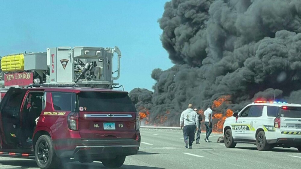 Accident înfiorător. O cisternă plină cu combustibil a fost lovită de o mașină și a luat foc | GALERIE FOTO - Imaginea 6