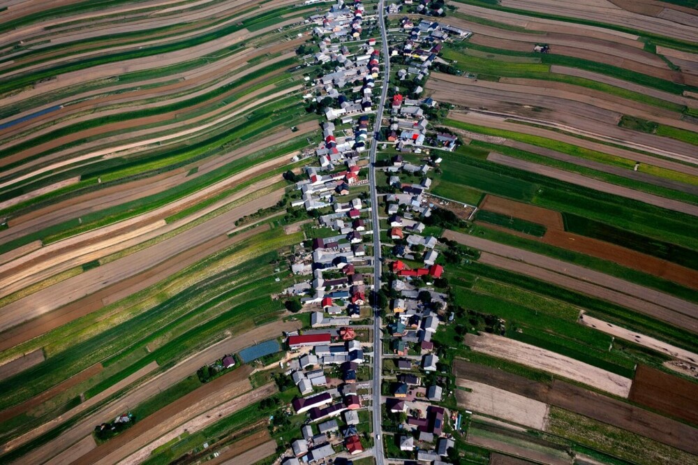 Imagini virale. Satul în care toți oamenii locuiesc pe aceeași stradă | GALERIE FOTO - Imaginea 2