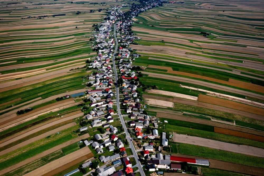 Imagini virale. Satul în care toți oamenii locuiesc pe aceeași stradă | GALERIE FOTO - Imaginea 3