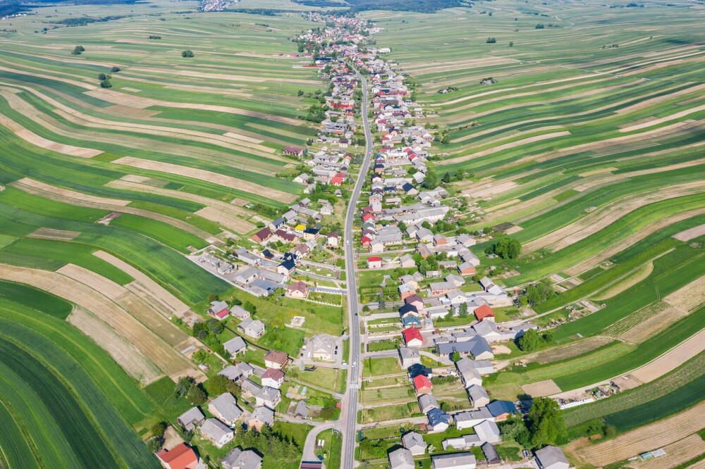 Imagini virale. Satul în care toți oamenii locuiesc pe aceeași stradă | GALERIE FOTO - Imaginea 17
