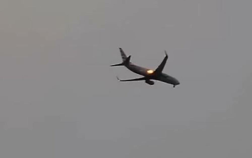 Momentul în care un avion ia foc la scurt timp de la decolare, după ce a lovit un stol de păsări. FOTO & VIDEO - Imaginea 1