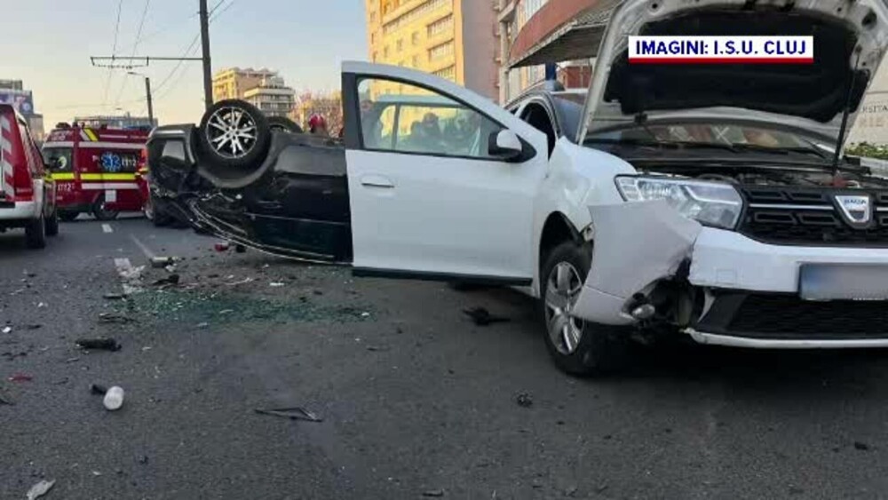 Un BMW al poliției, recent primit în dotare, s-a făcut praf în Cluj. Autospeciala s-a lovit de mai multe mașini, în accident - Imaginea 2
