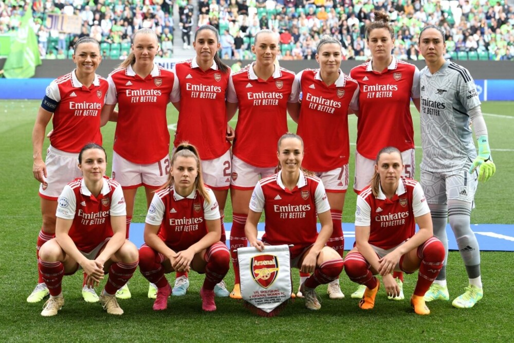 Avionul care transporta echipa feminină de fotbal Arsenal a luat foc pe pista unui aeroport din Germania. FOTO - Imaginea 3