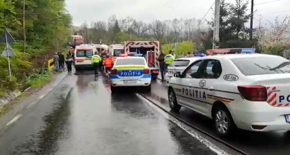 Accident între un microbuz de elevi și un autoturism, în Buzău: 10 persoane, din care 8 copii, transportate la spital | FOTO - Imaginea 2
