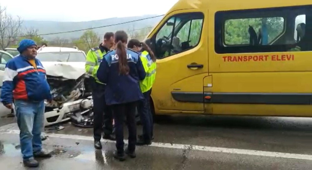 Accident între un microbuz de elevi și un autoturism, în Buzău: 10 persoane, din care 8 copii, transportate la spital | FOTO - Imaginea 1
